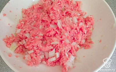 Посолите и перемешайте.