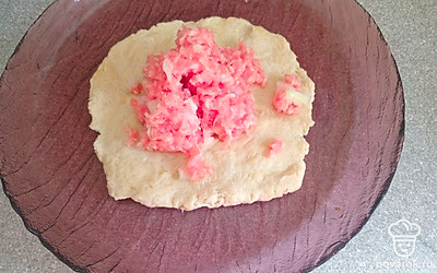 На каждую лепешку выложите немного фарша.