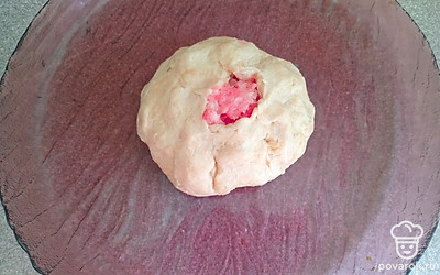 Слепите края пирожка так, чтобы в середине осталась дырочка.