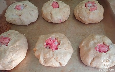 Выложите пирожки на смазанный растительным маслом противень.