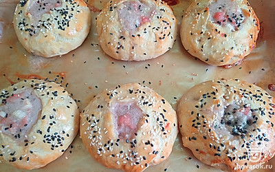 Выпекайте пирожки 25 минут при 180 градусах.