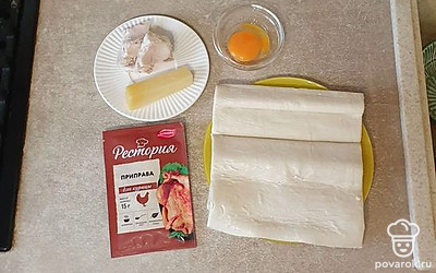 Подготовьте все ингредиенты. Куриную грудку заранее отварите в подсоленной воде до готовности. Тесто разморозьте при комнатной температуре.
