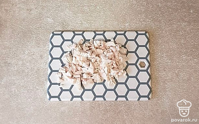 Куриную грудку нарежьте маленьким кубиком.