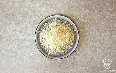 Сыр натрите на крупной терке.