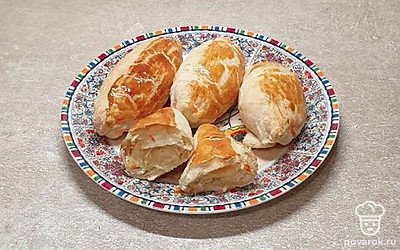 Пирожки слегка остудите и подавайте к столу. Приятного аппетита!