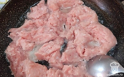 Обжарьте куриный фарш на разогретой сковороде с небольшим количеством растительного масла.