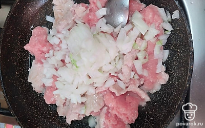 Обязательно добавьте к фаршу нарезанный репчатый лук.