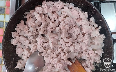 Для усиления вкуса и аромата добавьте к фаршу универсальную приправу.