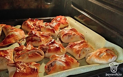 Выпекайте в разогретой духовке 30 минут при 180 градусах (до готовности пирожков).