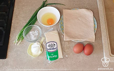 Подготовьте все ингредиенты. Яйца заранее отварите до готовности.