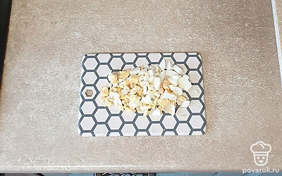 Вареные яйца очистите от скорлупы, промойте и нарежьте кубиком.