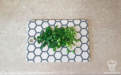 Зеленый лук помойте и мелко нашинкуйте.