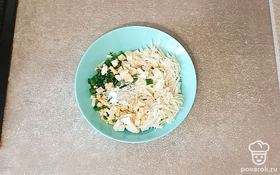 В миске соедините сыр, яйца, зеленый лук, сметану и специи, хорошо перемешайте.