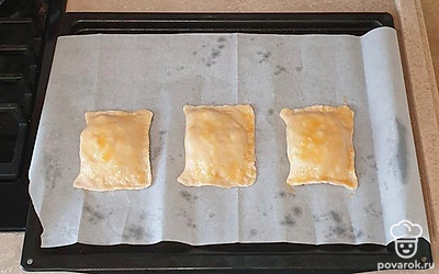 Пирожки переложите на противень, застеленный пергаментной бумагой, смажьте желтком. Выпекайте в заранее разогретой духовке около 20 минут при 190 градусах до образования золотистой корочки (режим «Верх-низ»).