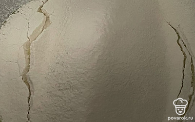 Всыпьте муку и замесите тесто. Вмешайте масло комнатной температуры. Поставьте тесто в теплое место на час.