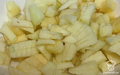 Яблоко очистите от кожуры и нарежьте кубиком. Подсластите по вкусу.