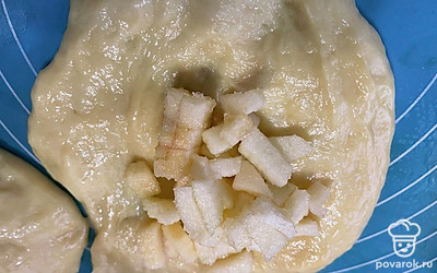 Тесто разделите на 5-6 частей. Слепите пирожки.