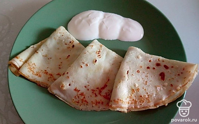 Блины дополните сметаной и подавайте к чаю или кофе. Приятного аппетита!