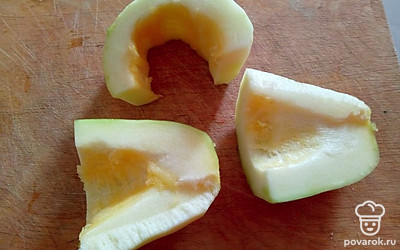 Кабачок очистите от кожуры и семян.