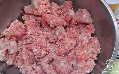 Приготовьте начинку для беляшей.