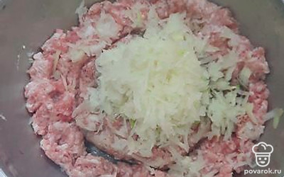 Натрите лук на терке.