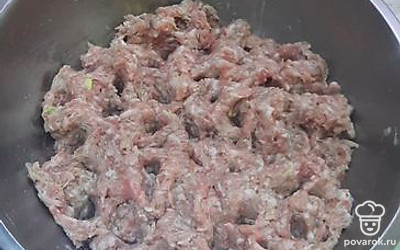 Посолите, поперчите, перемешайте. Фарш готов.