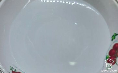 В миску налейте теплую воду. 