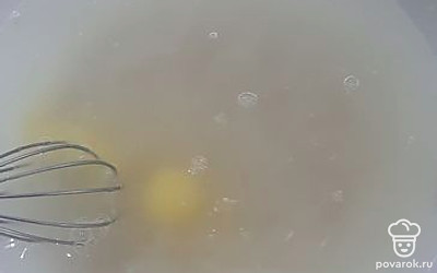 Добавьте соль, сахар, яйцо и дрожжи. 