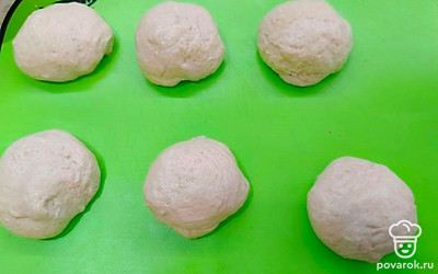 Разделите тесто на порции.