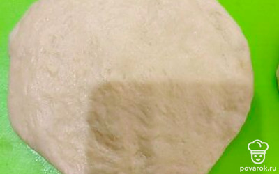 Растяните кусочек теста.