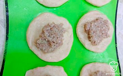 Выложите на тесто начинку. 