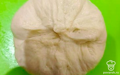 Заверните фарш в тесто.