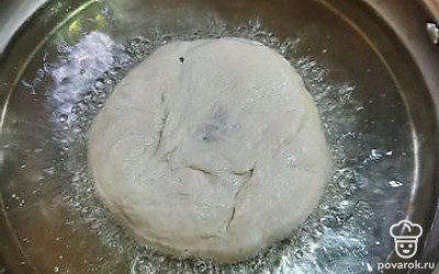 В сковороду налейте растительное масло и хорошо его нагрейте. Выложите беляш в сковороду. 