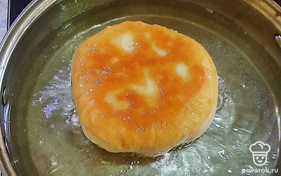 Обжарьте заготовку с обеих сторон.