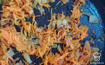 Приготовьте начинку. Потушите капусту с морковью и луком. Сначала нарежьте и обжарьте лук, потом нашинкуйте и добавьте к луку морковь.