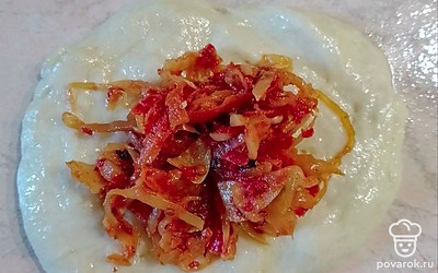 Выложите к овощам измельченную капусту. Тушите до готовности. Раскатайте кружочки из теста и выложите начинку.