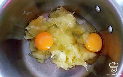 Кабачок натрите на мелкой терке. Отожмите руками лишнюю влагу. Переложите в миску. Добавьте яйца, соль, сахар. Хорошего перемешайте. 