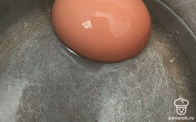 Отварите одно яйцо вкрутую.
