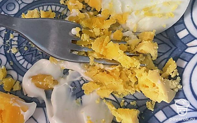 Почистите яйцо и разомните его вилкой со сливочным соусом.