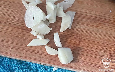 Нарежьте чеснок.