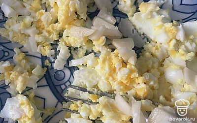 Добавьте чеснок в яйцо, перемешайте до однородной массы.