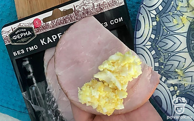 Возьмите ломтики карбонада и выложите на них массу, сверните.