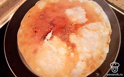 На сковороде разогрейте растительное масло. Влейте примерно 1 половник блинного теста. Жарьте с каждой стороны по 1 минуте на медленном огне. Должно получиться 9-10 блинов. 