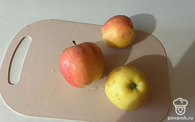 Яблоки промойте под проточной водой. 