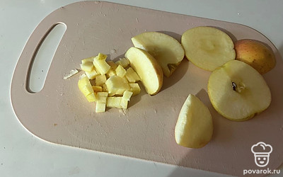 Промытые яблоки нарежьте кубиками небольшого размера. 
