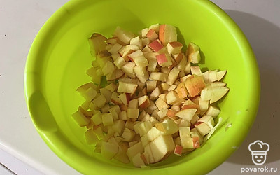 Нарезанные фрукты поместите в миску. 