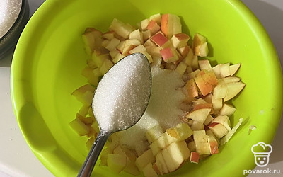 Туда же добавьте сахар. 