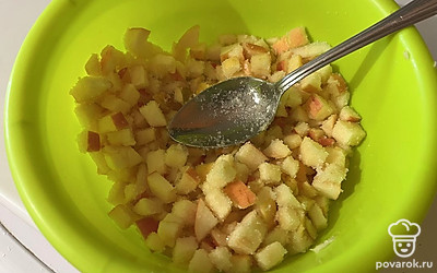 Перемешайте яблоки с сахаром и отставьте в сторону. 