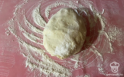 Рабочую поверхность присыпьте мукой, выложите на нее тесто. 