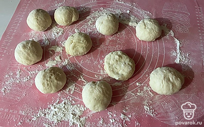 Сдобное тесто разделите на 10 равных частей. 